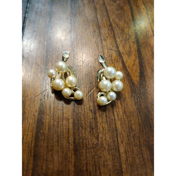 Vintage Signed Bergere Goldtone Imitation Pearl Grapes Clip On Earrings - Picture 1 of 6